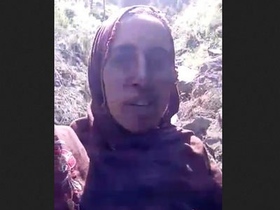 Aunty from Pakistan enjoys outdoor sex with lover