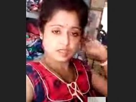 Indian bhabhi reveals her body to her lover
