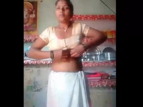 Indian MMS video of a bhabhi's solo play with her fingers