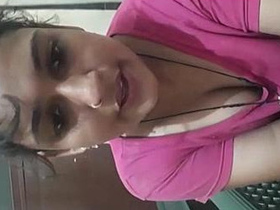 Mumbai housewife shows off her cleavage and navel in steamy video