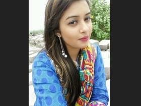 Indian babe flaunts her big boobs in a naughty video
