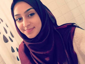 Pakistani girl in hijab reveals her nude body in HD photos and video