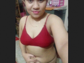 Fairy-like desi babe gets naughty in a cute video