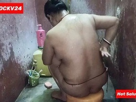 Bhabhi strips down in the bathroom for a steamy solo session