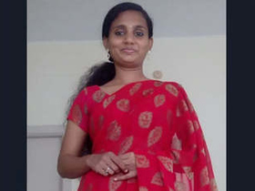 Mallu babe takes a bath in MMS video