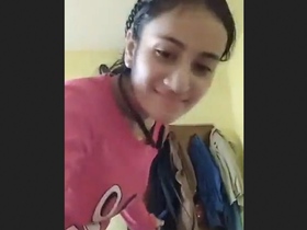 Cute Indian girl shows off her sexy butt in HD video